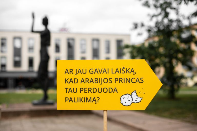 užrašas "Ar jau gvai laišką. kad Arabijos princas tau perduoda palikimą"